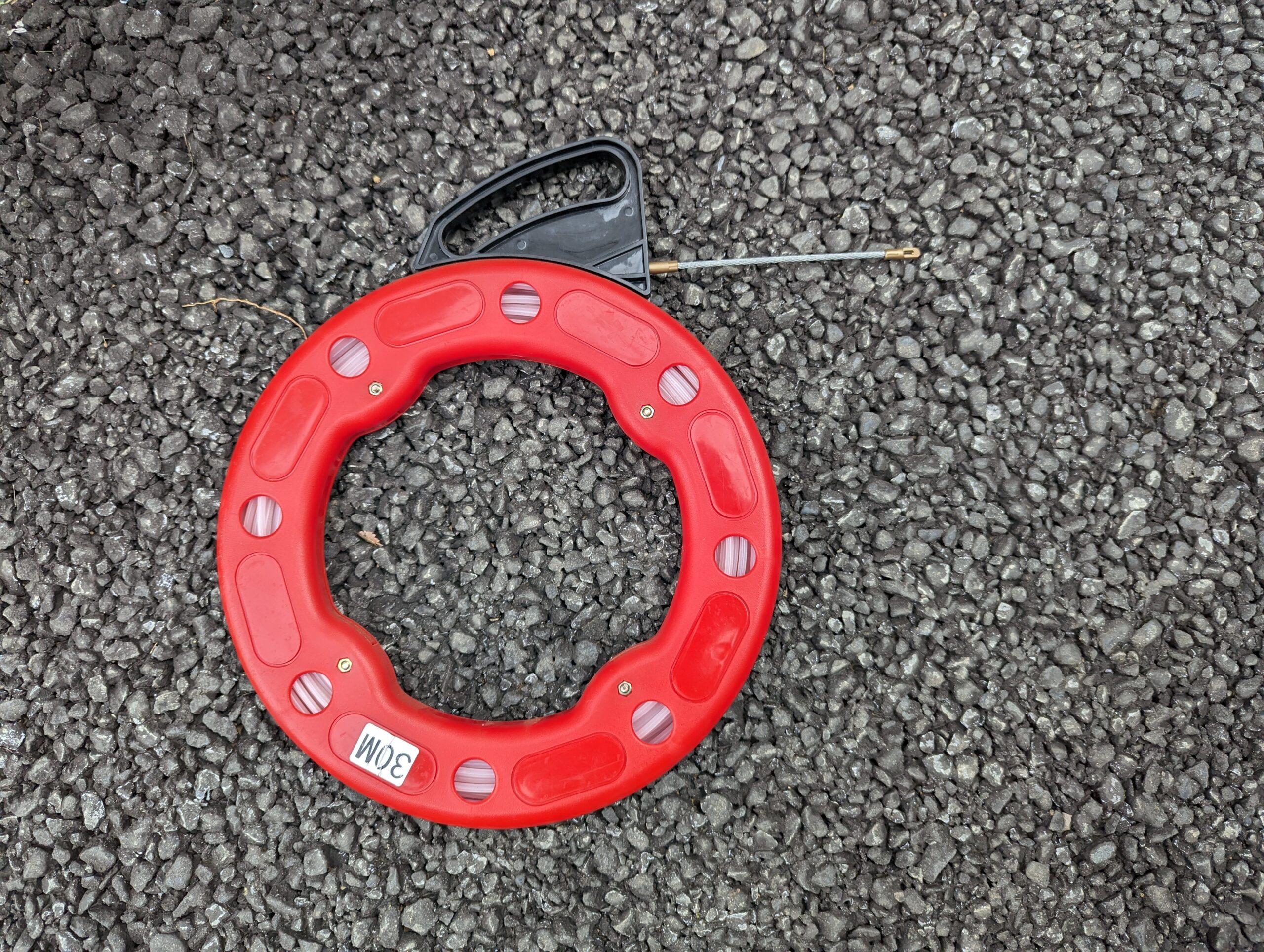 ハイエース天井へスピーカー線を通すために使用した30m配線ガイド